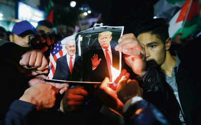 Palestyńska odpowiedź dla Trumpa. Demonstranci w Ramallah palą zdjęcie amerykańskiego prezydenta i p
