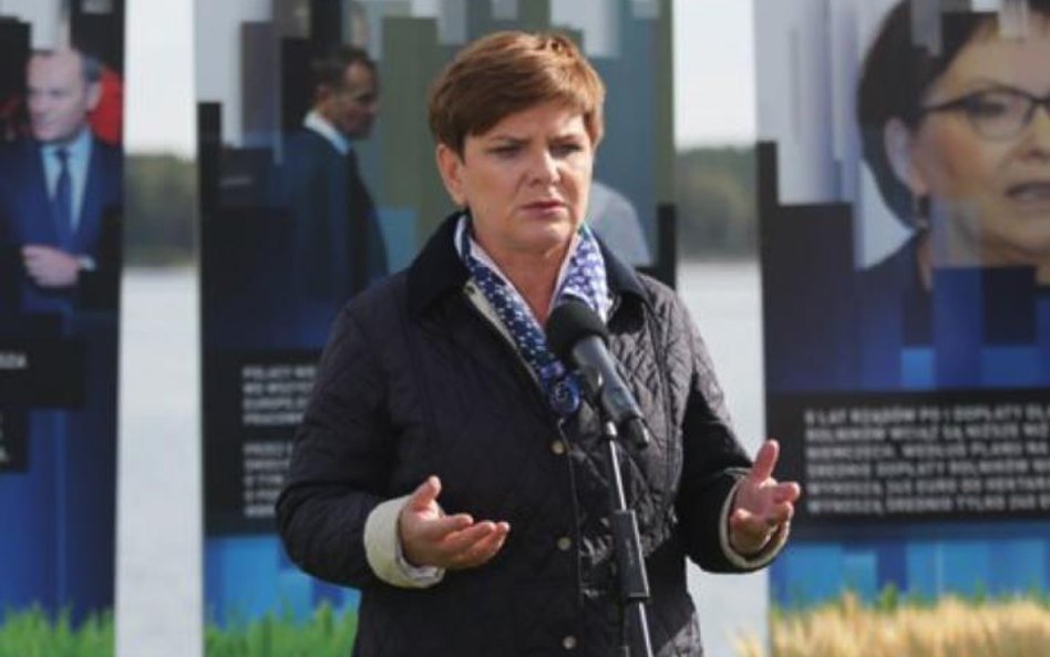 PiS chce, by wyborcy kojarzyli Ewę Kopacz z całym okresem rządów PO. Przypominają je tablice na „zie