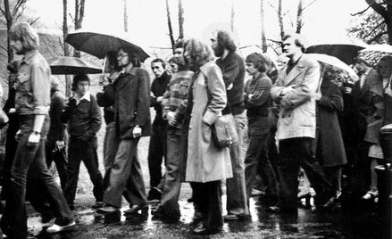 Dla SB nie było informacji nieważnych. Na zdjęciu operacyjnym SB pogrzeb Stanisława Pyjasa, maj 1977