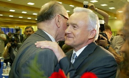 Rocznicowe spotkanie poprowadzi Leszek Miller (na zdjęciu składa życzenia urodzinowe?gen. Wojciechow