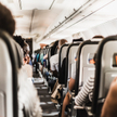 W ostatnich latach szerokość foteli w samolotach stale się zmniejsza – mamy mniej miejsca do siedzen