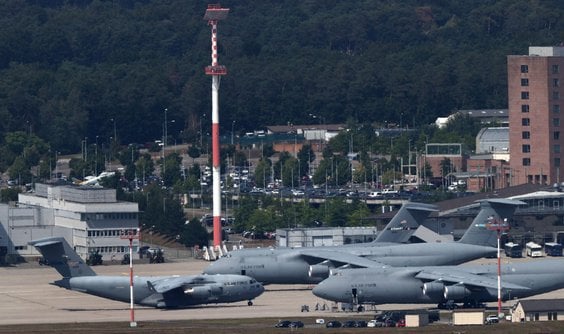 Samoloty w amerykańskiej bazie wojskowej w Ramstein w Niemczech