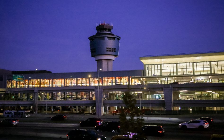 Wieża kontroli ruchu lotniczego FAA na lotnisku LaGuardia w dzielnicy Queens w Nowym Jorku. Linie lo