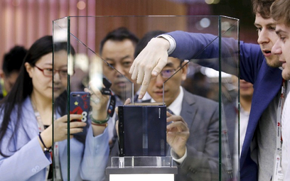 efektowna premiera Mate X, telefonu 5G firmy Huawei ze składanym ekranem. Teraz firmy wysyłają do dz