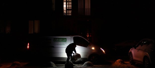 Po rosyjskich atakach Kijów często pogrąża się w ciemnościach