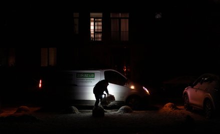 Po rosyjskich atakach Kijów często pogrąża się w ciemnościach