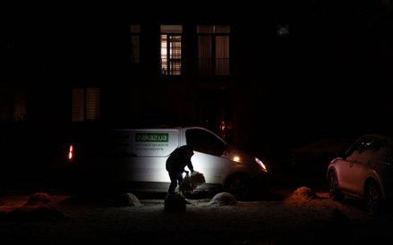 Po rosyjskich atakach Kijów często pogrąża się w ciemnościach