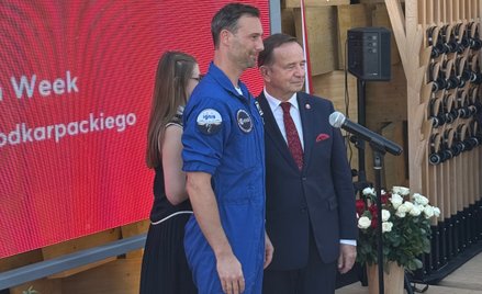 Pamiątkowy pin symbolizujący obecność Podkarpacia na światowej wystawie Expo 2025 w Osace wręczył ma