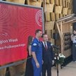 Pamiątkowy pin symbolizujący obecność Podkarpacia na światowej wystawie Expo 2025 w Osace wręczył ma