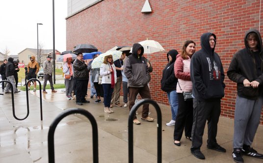 Kolejka przed lokalem wyborzym w Nebrasce