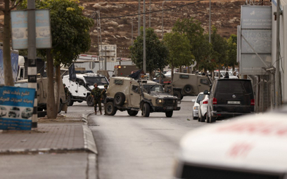Izraelscy żołnierze odgradzają teren po strzelaninie w mieście Hebron