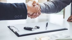 Jak sfinansować kupno używanego samochodu? Najtańsza gotówka, najdroższy kredyt