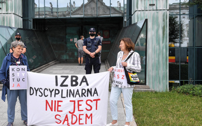 Protest przed siedzibą Sądu Najwyższego w Warszawie w lipcu 2021 r.