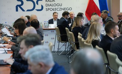 Przewodniczący Komisji Krajowej NSZZ "Solidarność" Piotr Duda (C) na posiedzeniu plenarnym Rady Dial