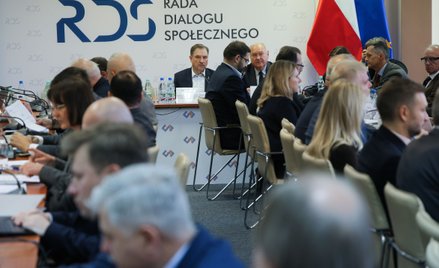 Przewodniczący Komisji Krajowej NSZZ "Solidarność" Piotr Duda (C) na posiedzeniu plenarnym Rady Dial