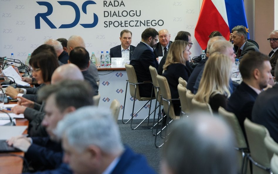 Przewodniczący Komisji Krajowej NSZZ "Solidarność" Piotr Duda (C) na posiedzeniu plenarnym Rady Dial