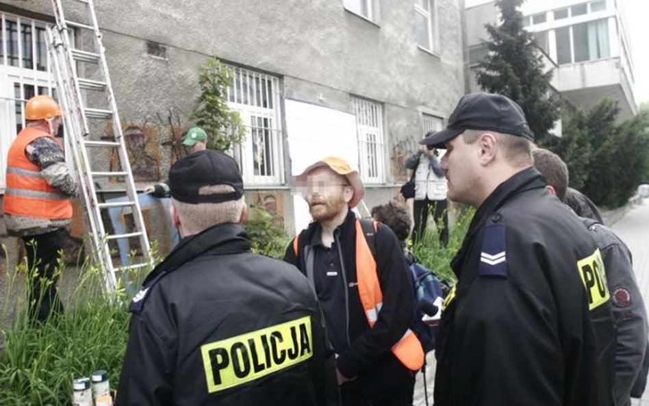Urzędnicy przyjdą w asyście policji