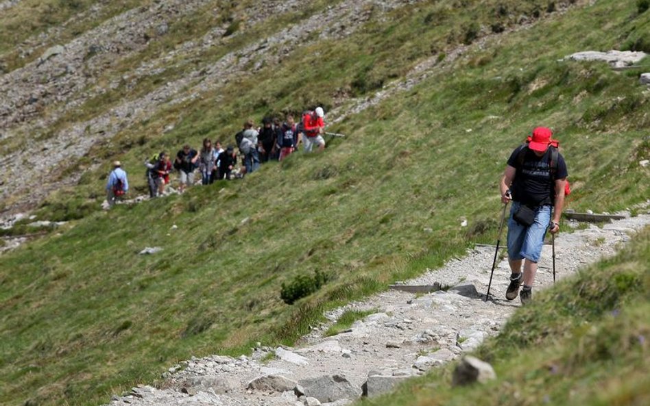 Mimo ostrzeżeń IMGW turyści idą w Tatry