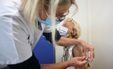 Zaszczepienie zmniejsza ryzyko zakażenia współmieszkańca o połowę