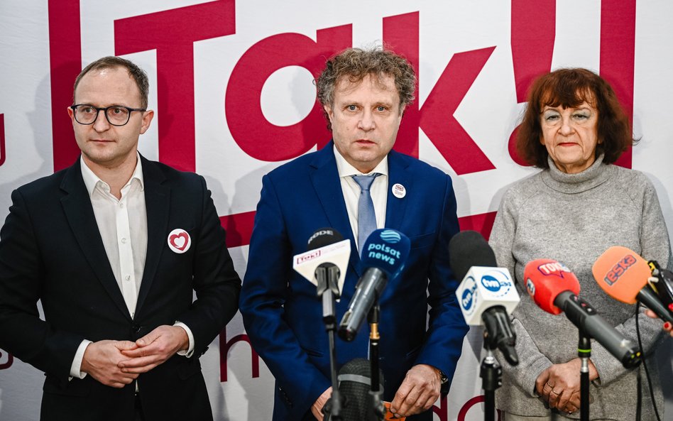 Były prezydent Sopotu Jacek Karnowski został posłem z ramienia KO. Na zdjęciu: w środku, w towarzyst