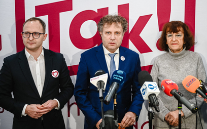 Były prezydent Sopotu Jacek Karnowski został posłem z ramienia KO. Na zdjęciu: w środku, w towarzyst