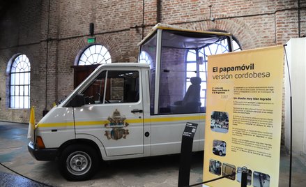 Watykan pokazuje papamobile z ostatnich 96 lat. Wśród nich samochody Jana Pawła II