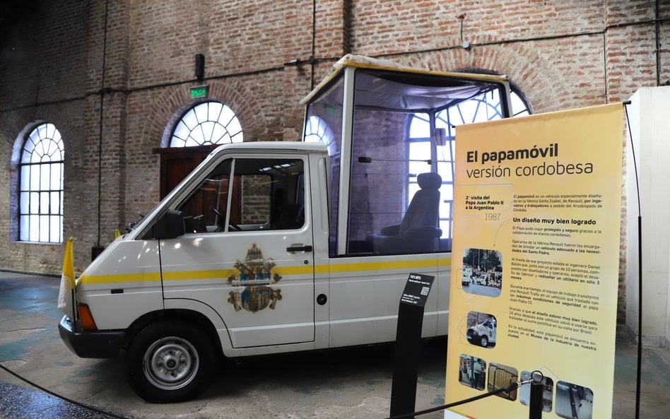 Watykan pokazuje papamobile z ostatnich 96 lat. Wśród nich samochody Jana Pawła II