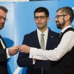 Minister zdrowia Łukasz Szumowski (pierwszy z lewej) i przedstawiciele rezydentów razem ogłosili zak
