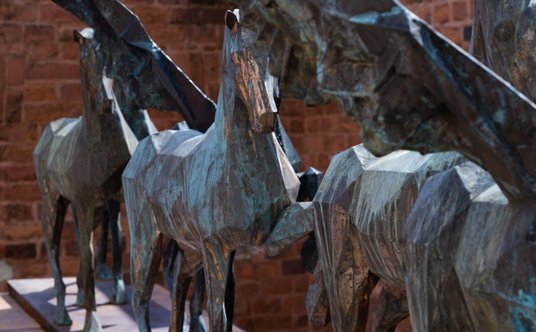 Pędzące konie o kubizującej formie