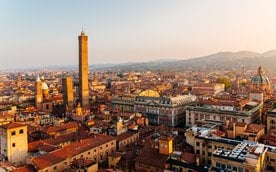 Bolonia to metropolia położona w sercu północnych Włoch, słynąca z czerwonych dachów, rozległych ark