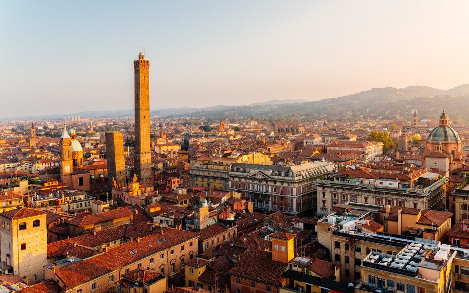Bolonia to metropolia położona w sercu północnych Włoch, słynąca z czerwonych dachów, rozległych ark