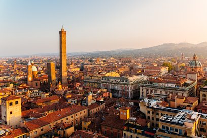 Bolonia to metropolia położona w sercu północnych Włoch, słynąca z czerwonych dachów, rozległych ark
