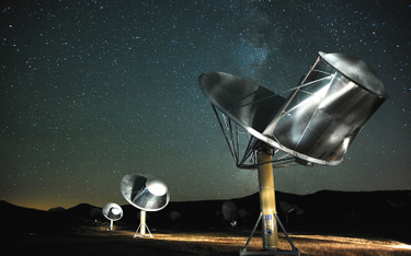 Radioteleskop służy do obserwacji odległych obiektów astronomicznych przy użyciu fal radiowych
