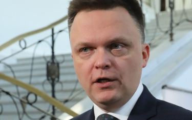 Lider Polski 2050 Szymon Hołownia podczas wypowiedzi dla mediów w Sejmie