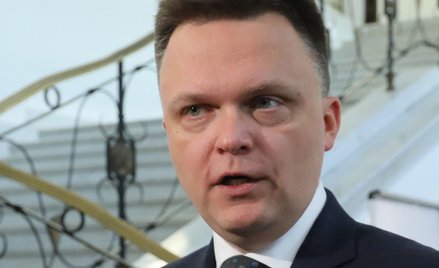 Lider Polski 2050 Szymon Hołownia podczas wypowiedzi dla mediów w Sejmie