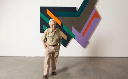 Frank Stella na tle pracy Bogoria IV z 1971 r., kolekcja Raplha DeLuki; dzięki uprzejmości Marianne 