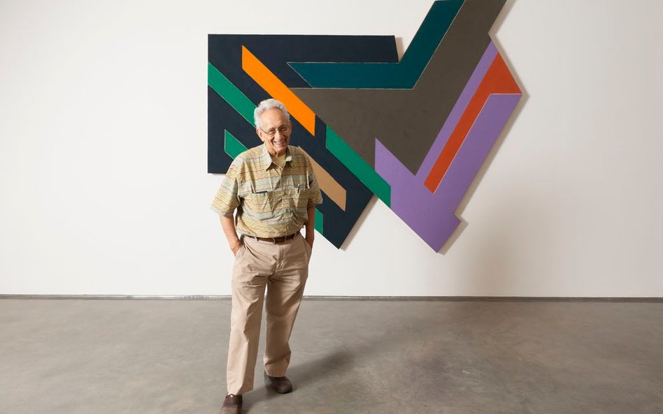 Frank Stella na tle pracy Bogoria IV z 1971 r., kolekcja Raplha DeLuki; dzięki uprzejmości Marianne 