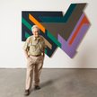 Frank Stella na tle pracy Bogoria IV z 1971 r., kolekcja Raplha DeLuki; dzięki uprzejmości Marianne 
