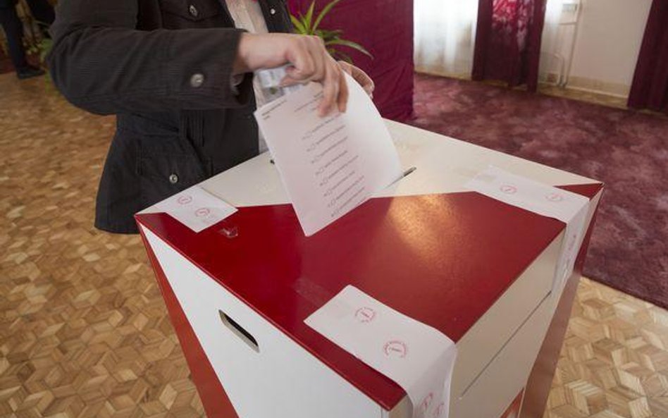 Sondaż MB: PiS przed PO. Korwin wyprzedza Ludowców