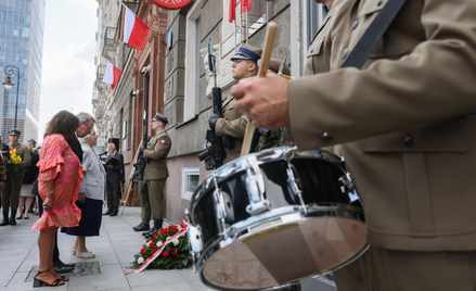 Uroczystości w stolicy przed tablicą upamiętniającą powstańców warszawskich poległych w zdobyciu bud