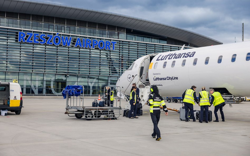 Pasażerowie z województwa podkarpackiego mogą korzystać z lotów oferowanych przez kilka linii lotnic