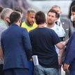 Neymar i Lionel Messi rozmawiają z przedstawicielami Anvisy na murawie stadionu