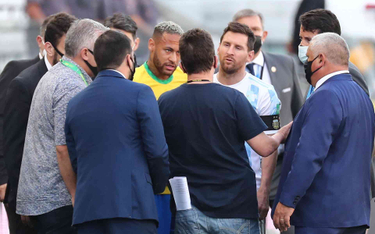 Neymar i Lionel Messi rozmawiają z przedstawicielami Anvisy na murawie stadionu
