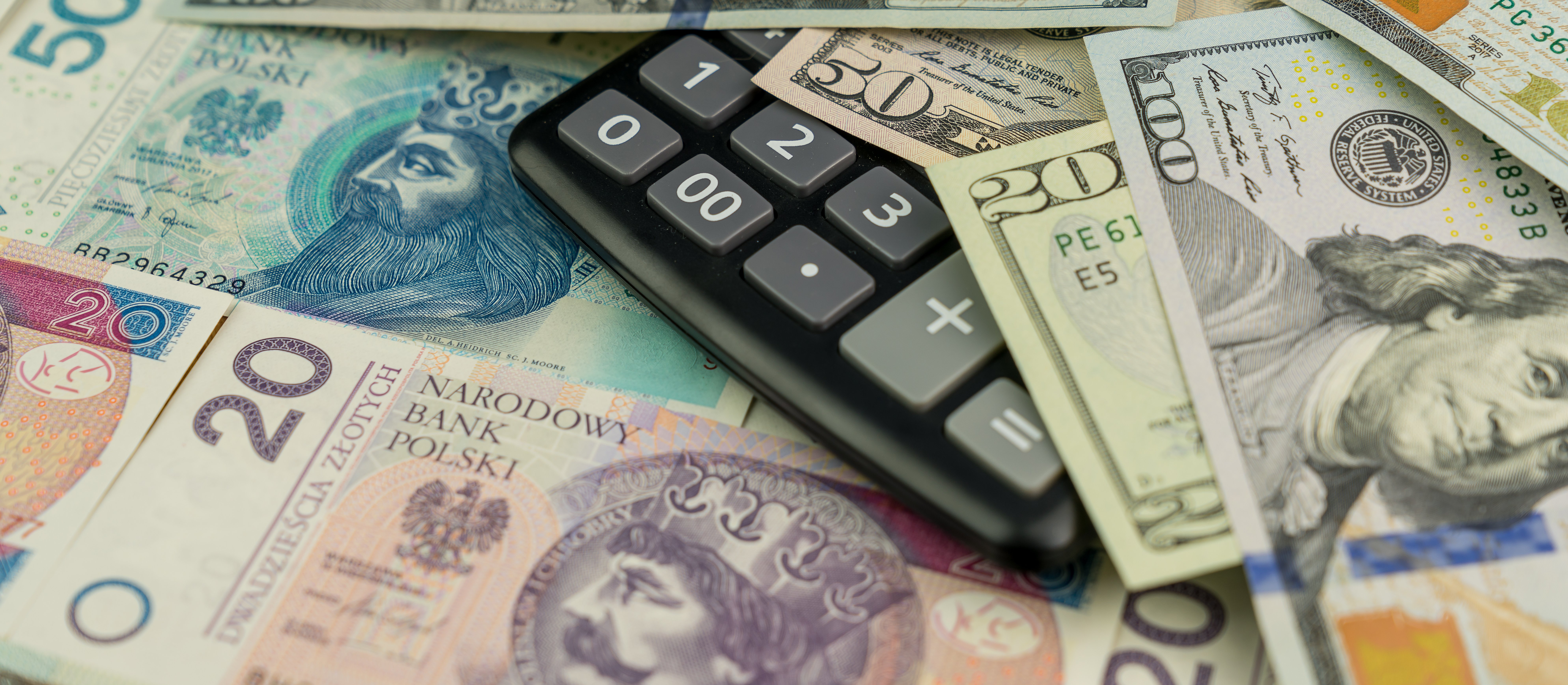 Złoty wciąż pod wpływem dolara