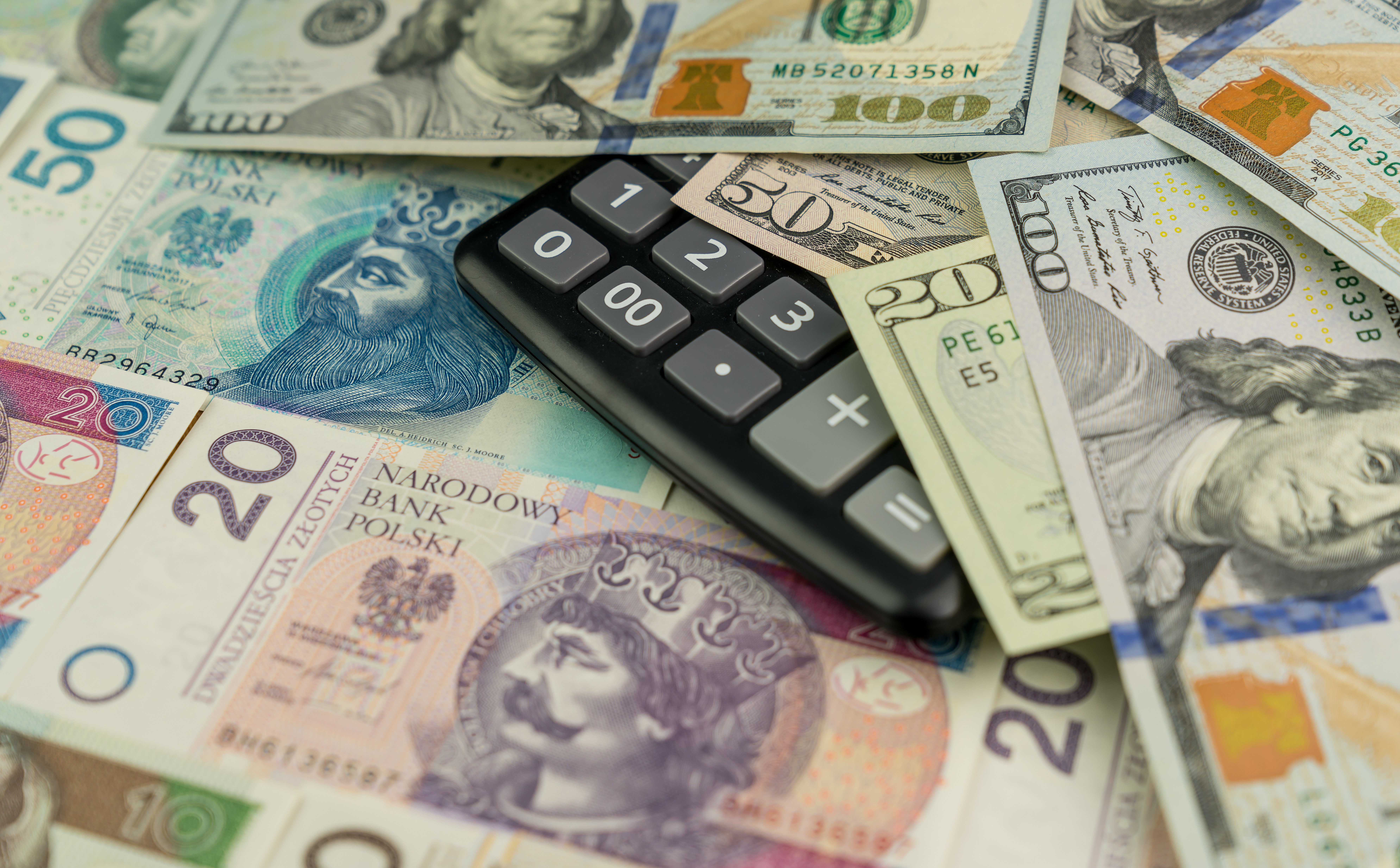 Dolar zaczyna szkodzić złotemu