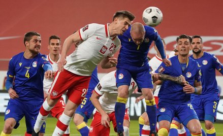Polska - Andora. O piłkę walczy Krzysztof Piątek