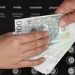 Na przesunięciu wypłaty za grudzień zyskuje pracownik, ale kłopot ma szef