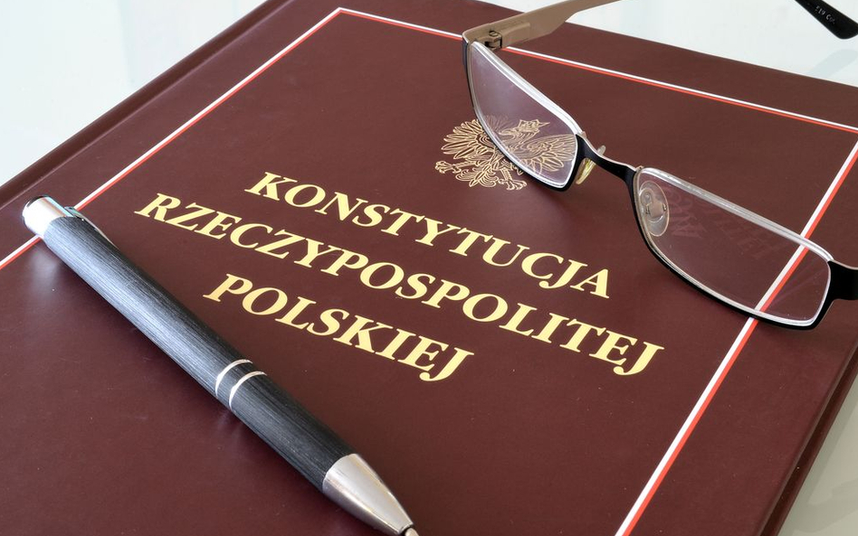 Bezpośrednie stosowanie Konstytucji RP. Konkretne orzeczenia budzą emocje, ale są prawem