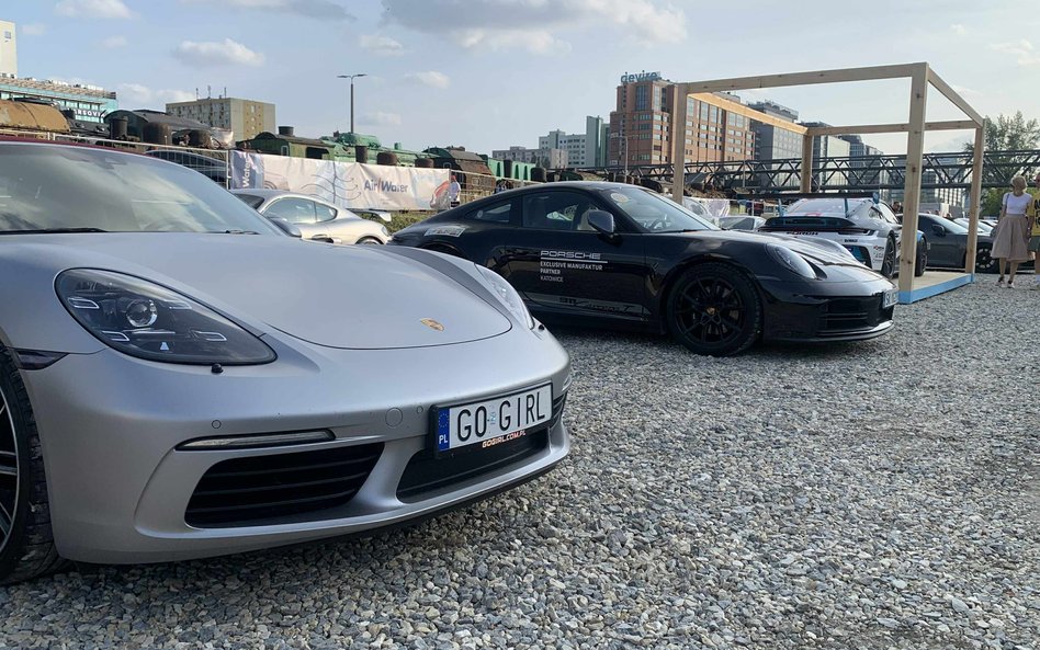 Srebrny Cayman z tablicą "GO GIRL"