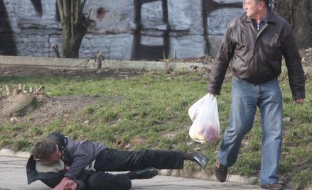 Uzależnionych od alkoholu na leczenie kieruje gmina